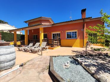 Casa amb jardí en venda a Urbanització Llac del Cigne 175