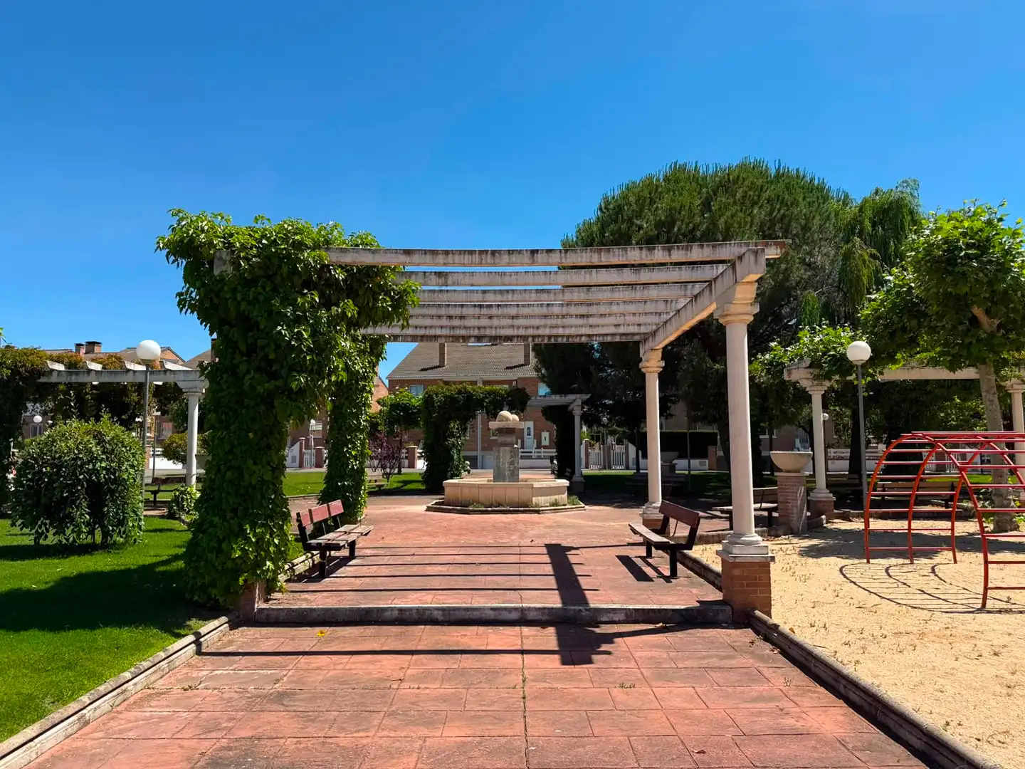 Terrasse von Einfamilien-Reihenhaus zum Verkauf in Santa Marta de Tormes mit Klimaanlage, Heizung und Privatgarten