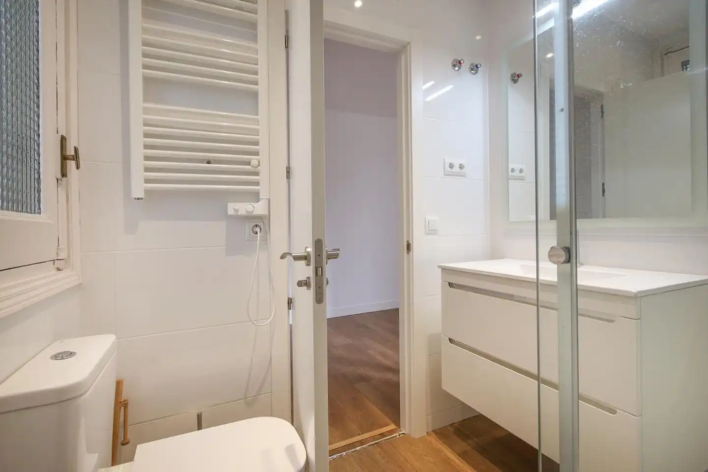 Badezimmer von Wohnung zur Miete in Madrid mit Klimaanlage und Heizung