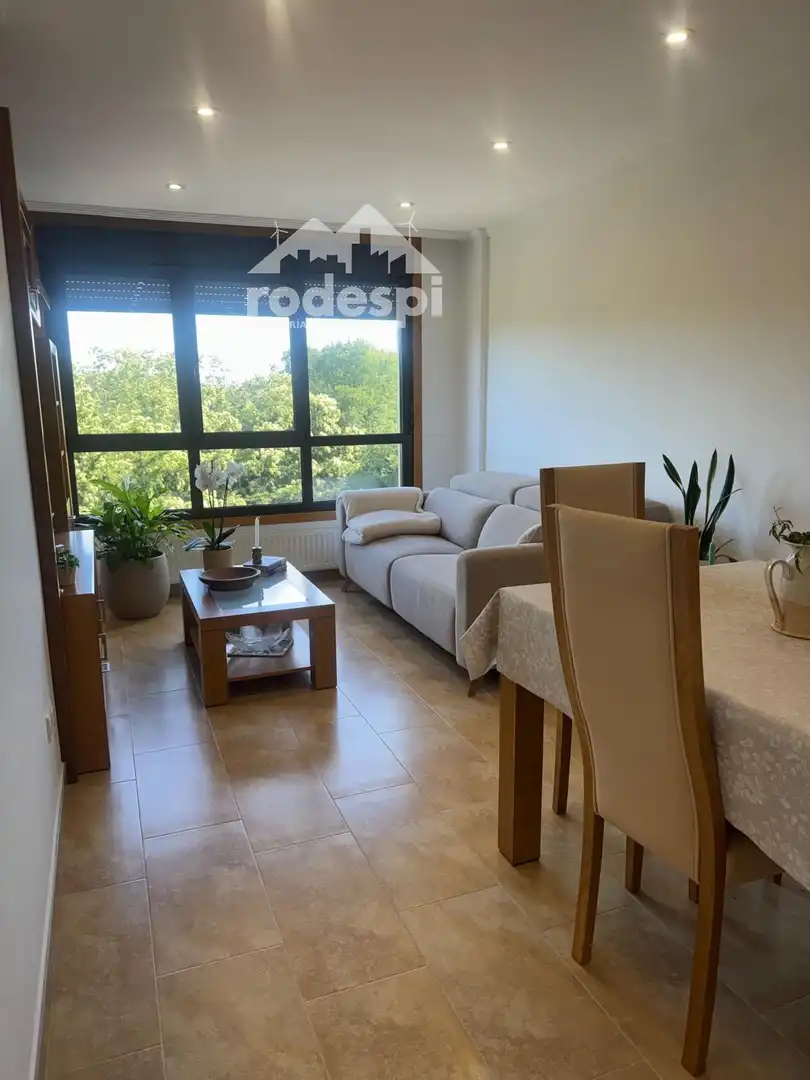 Sala de estar de Piso en venta en Ponteareas con Calefacción, Trastero y Amueblado
