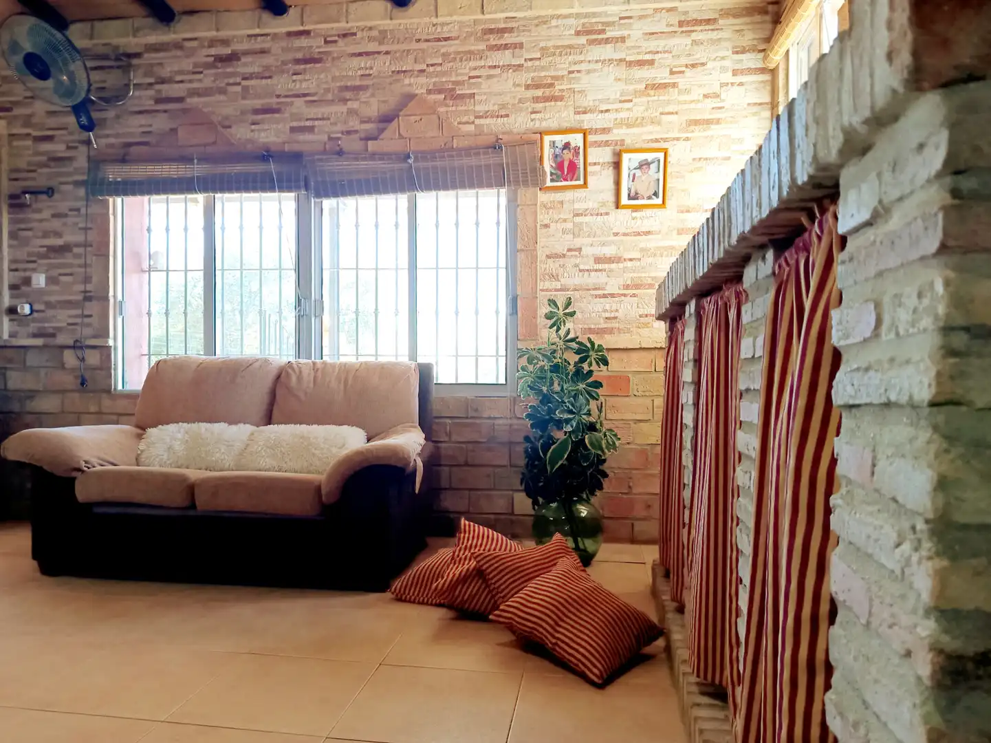 Sala d'estar de Finca rústica en venda en Paterna del Campo amb Aire condicionat, Jardí privat i Terrassa