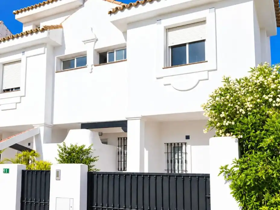 Vista exterior de Casa o xalet en venda en Marbella amb Aire condicionat, Calefacció i Jardí privat