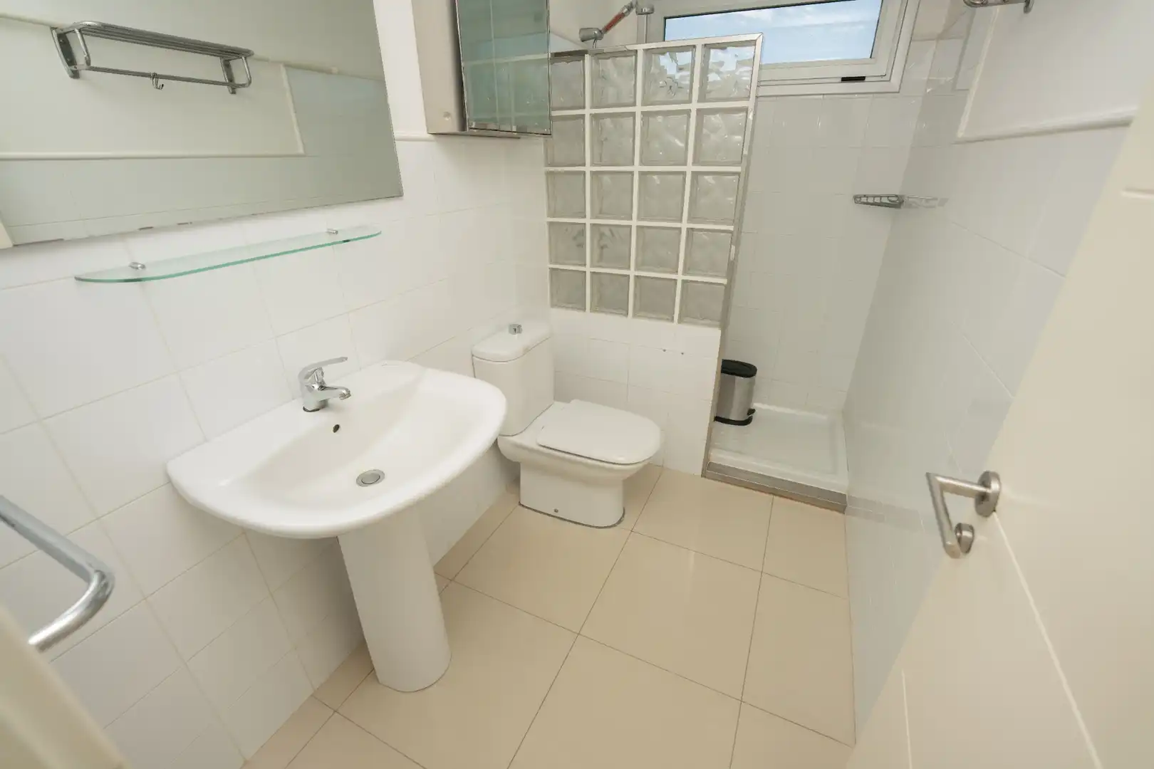 Baño de Piso en venta en Mogán con Terraza, Amueblado y Horno