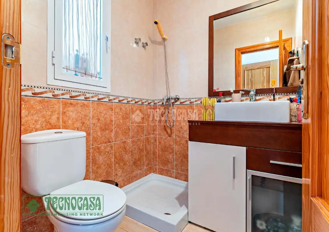 Badezimmer von Einfamilien-Reihenhaus zum Verkauf in El Ejido mit Klimaanlage, Parkett und Terrasse