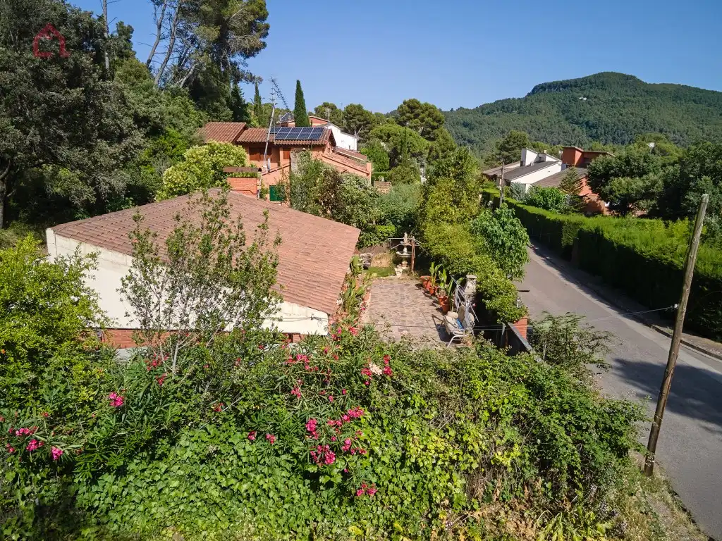 Vista exterior de Casa o xalet en venda en Corbera de Llobregat amb Aire condicionat, Calefacció i Jardí privat