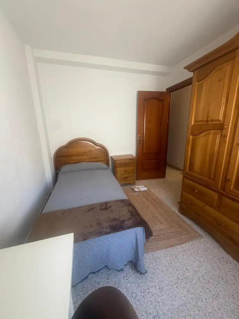 Schlafzimmer von Wohnung zur Miete in Granada mit Abstellraum, Möbliert und Balkon