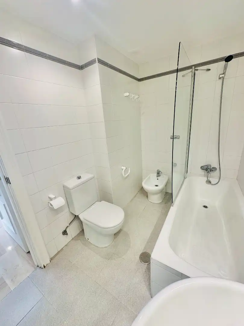 Badezimmer von Wohnung zur Miete in Granada mit Klimaanlage, Heizung und Parkett