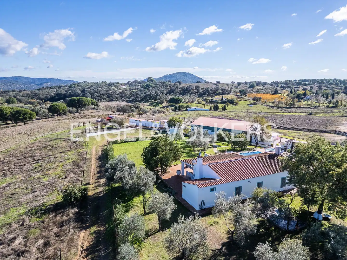 Vista exterior de Finca rústica en venda en Cazalla de la Sierra amb Calefacció