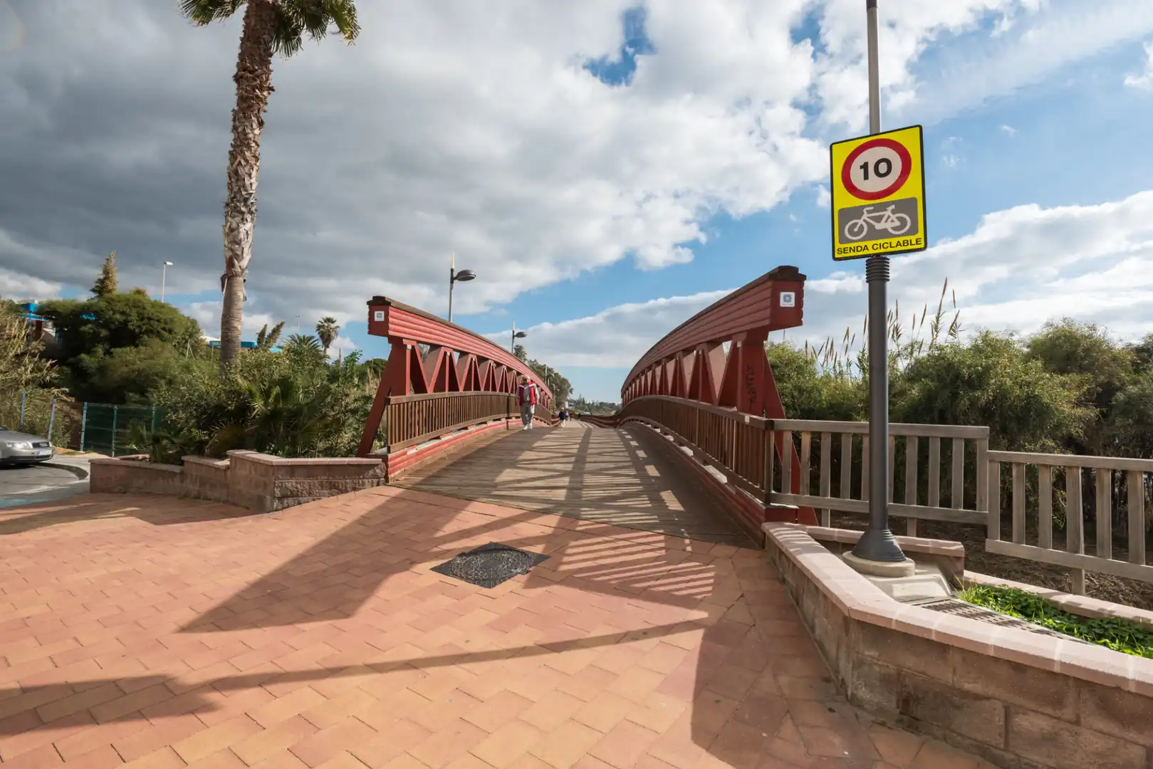 Vista exterior de Pis en venda en Marbella amb Aire condicionat, Terrassa i Piscina comunitària
