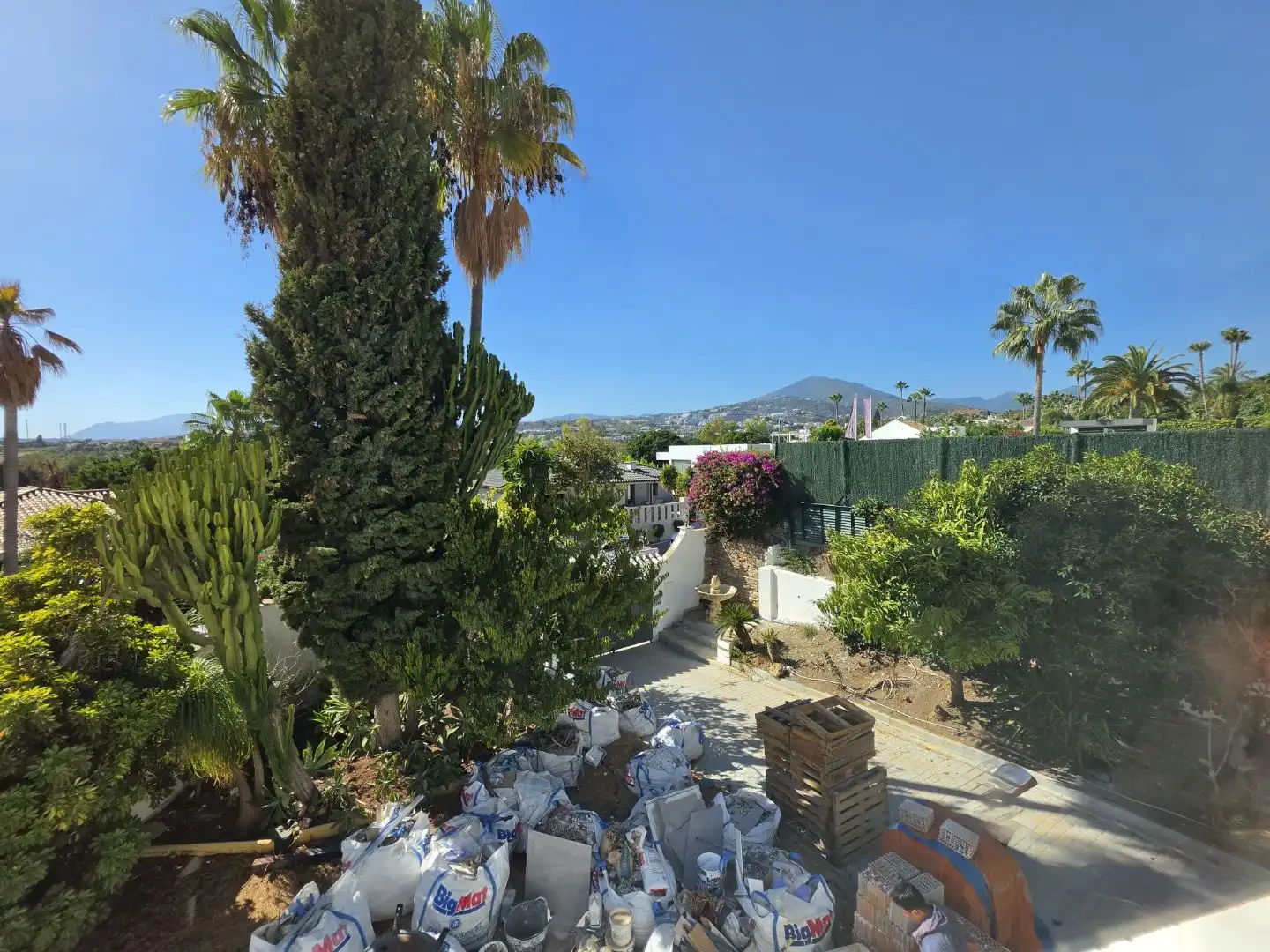 Vista exterior de Casa o xalet de lloguer en Marbella amb Jardí privat, Terrassa i Piscina