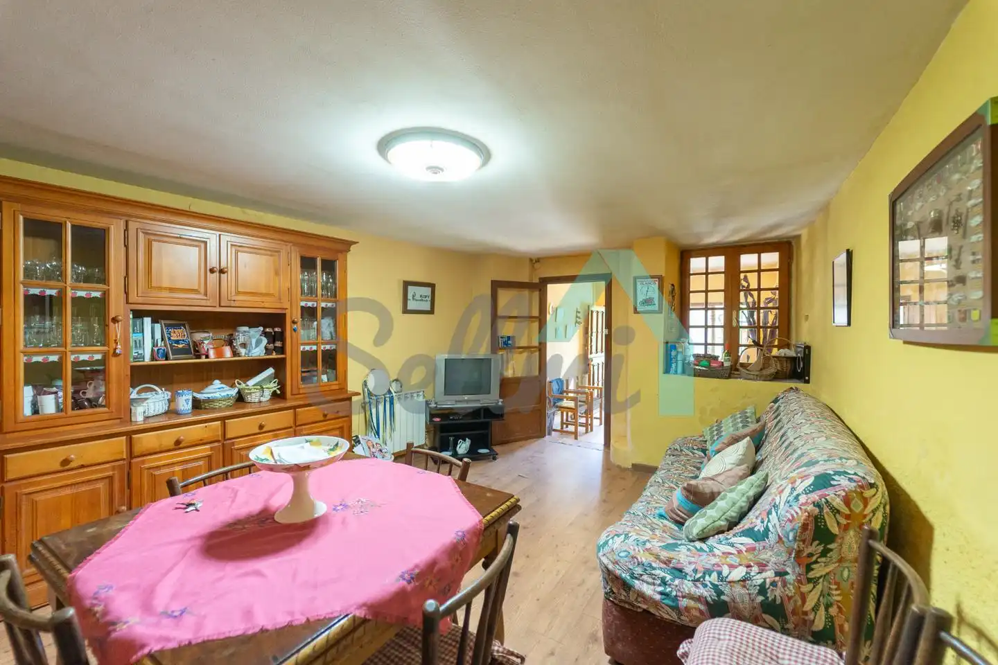 Wohnzimmer von Einfamilien-Reihenhaus zum Verkauf in Onís mit Heizung, Abstellraum und Balkon