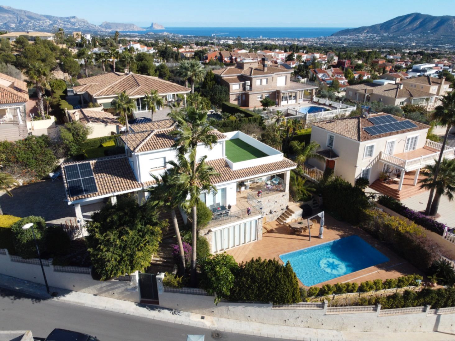 Vista exterior de Casa o xalet en venda en La Nucia amb Aire condicionat, Jardí privat i Terrassa