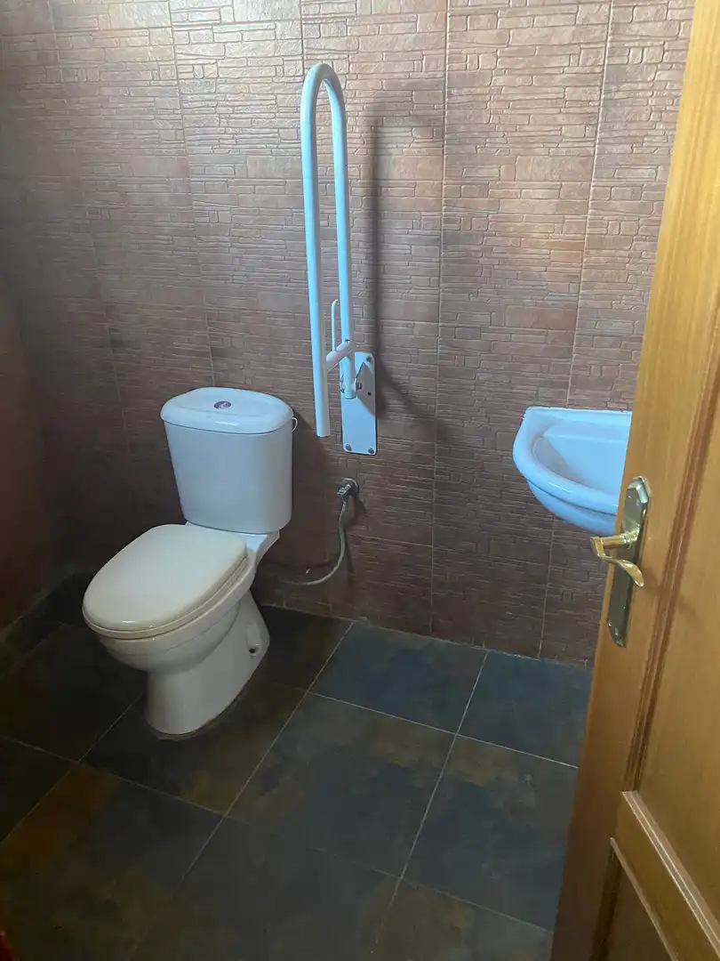 Bany de Local en venda en Espartinas amb Aire condicionat i Calefacció