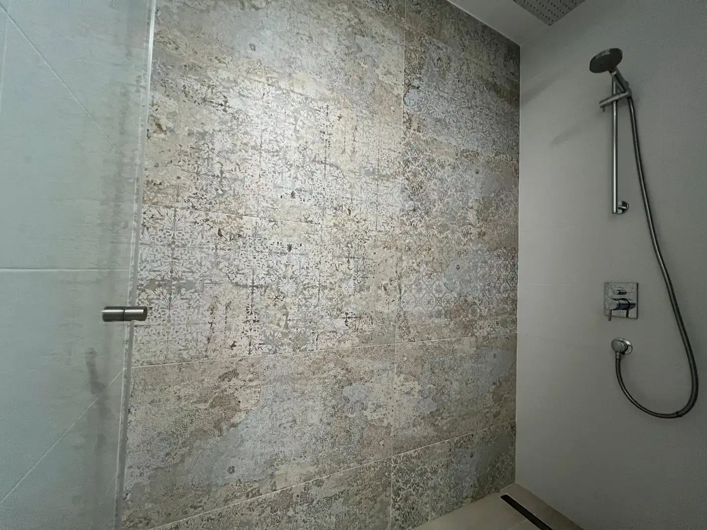 Baño de Apartamento de alquiler en Orihuela con Aire acondicionado, Calefacción y Jardín privado