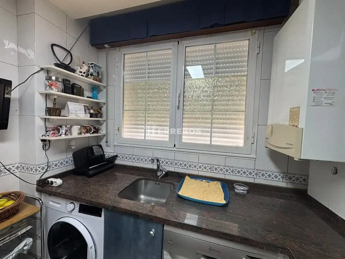 Cuina de Casa adosada en venda en Villamediana de Iregua amb Aire condicionat, Calefacció i Jardí privat