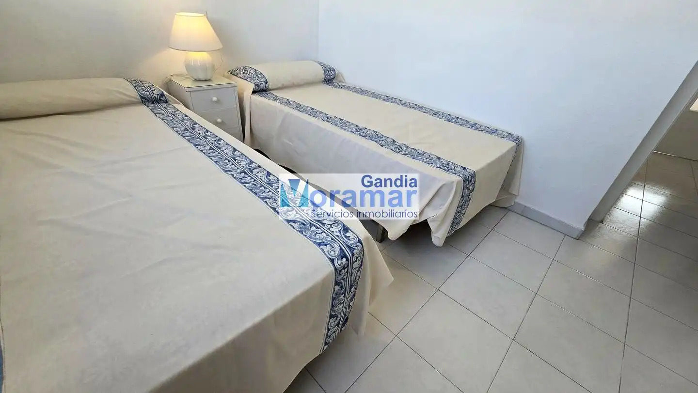 Dormitori de Apartament de lloguer en Gandia amb Terrassa, Moblat i Piscina comunitària