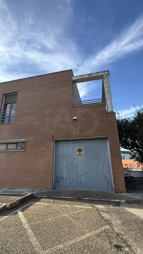 Vista exterior de Edifici en venda en Medina del Campo