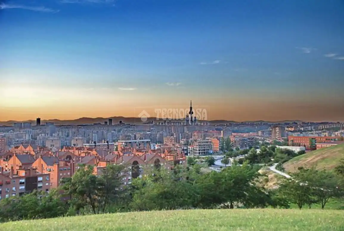 Vista exterior de Edifici en venda en Madrid