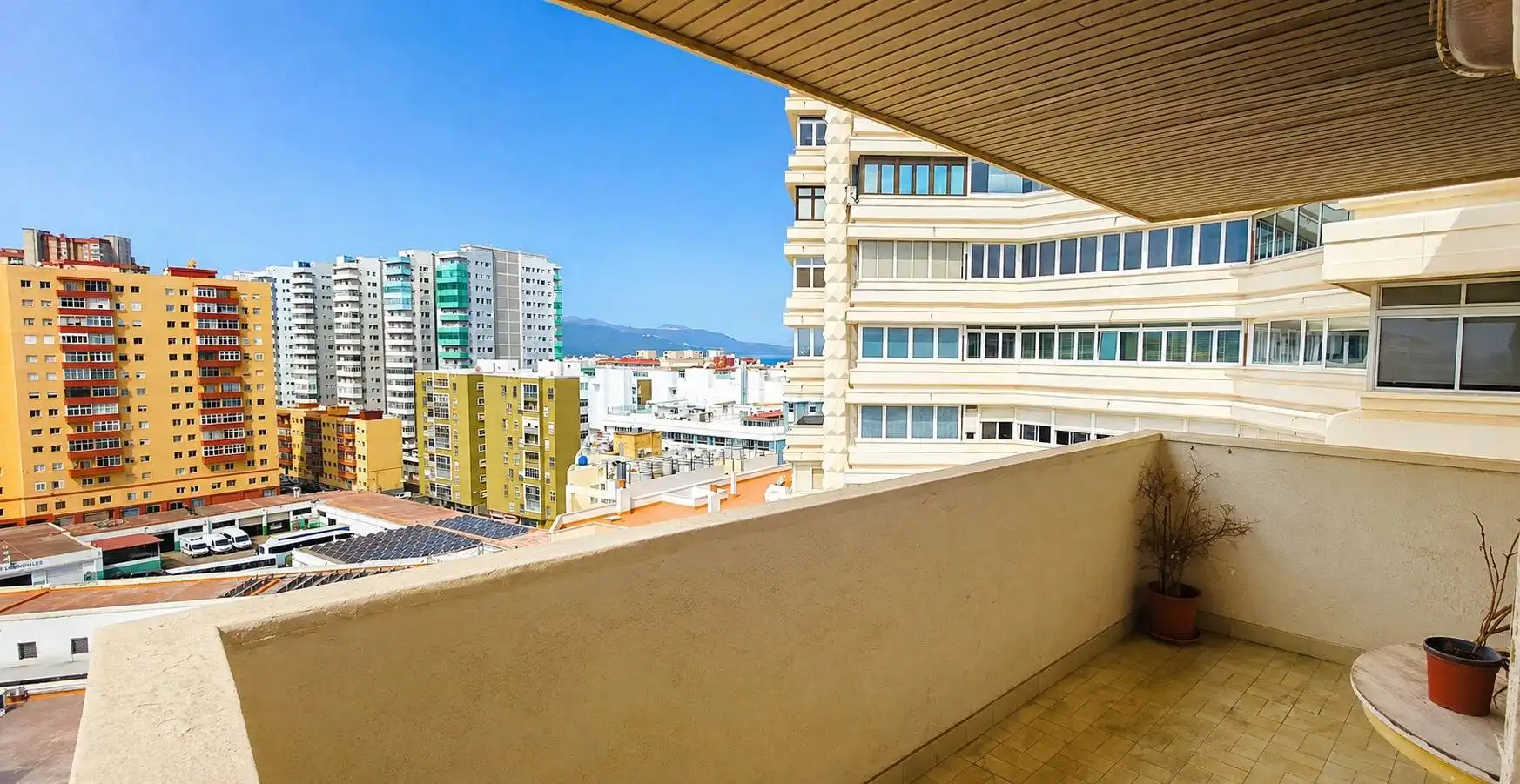 Vista exterior de Piso en venta en Las Palmas de Gran Canaria con Parquet y Terraza