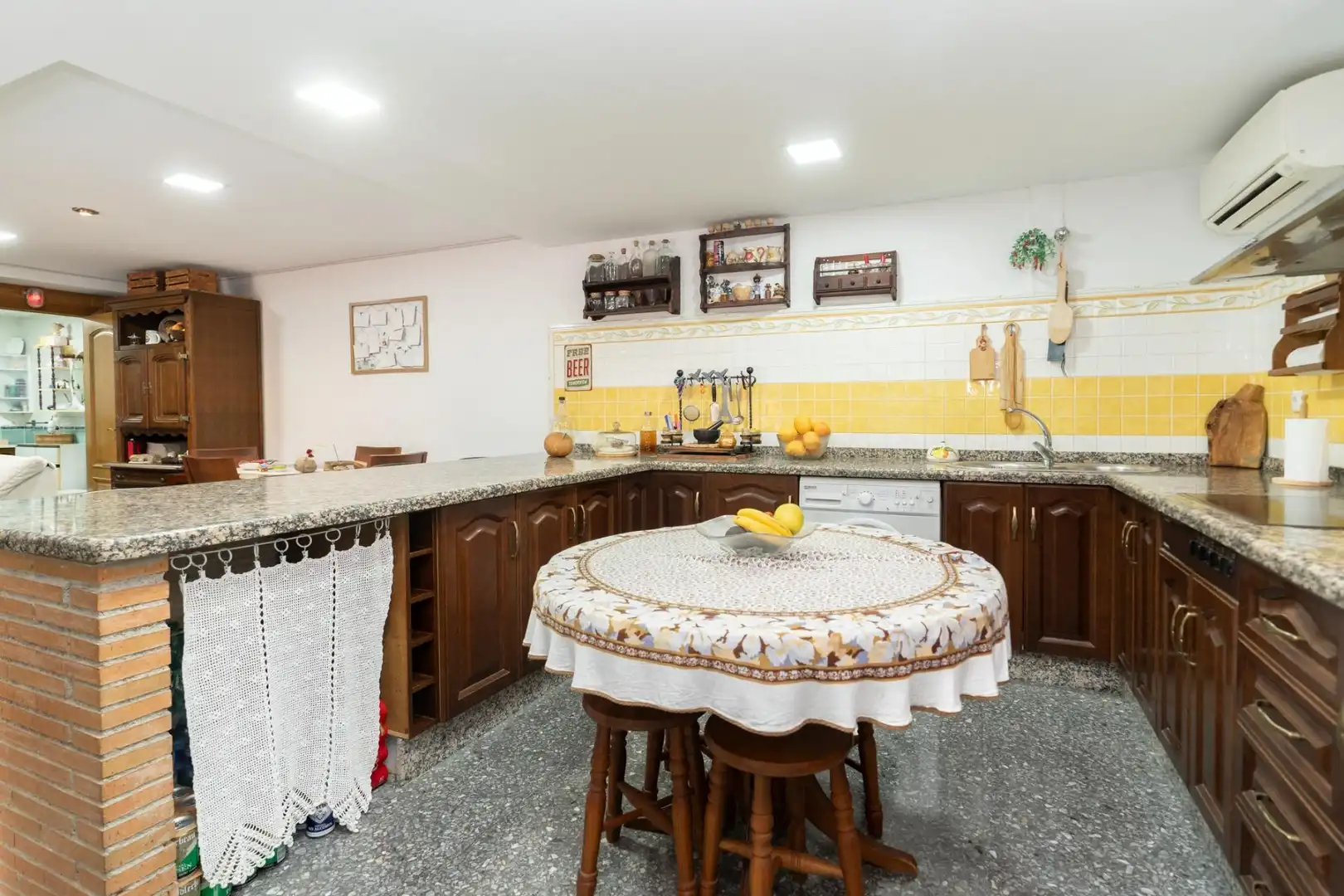 Cuina de Casa o xalet en venda en Motril amb Aire condicionat, Jardí privat i Terrassa