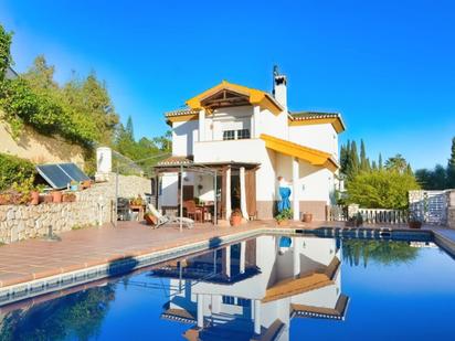 Vista exterior de Casa o xalet en venda en Mijas amb Jardí privat, Terrassa i Piscina