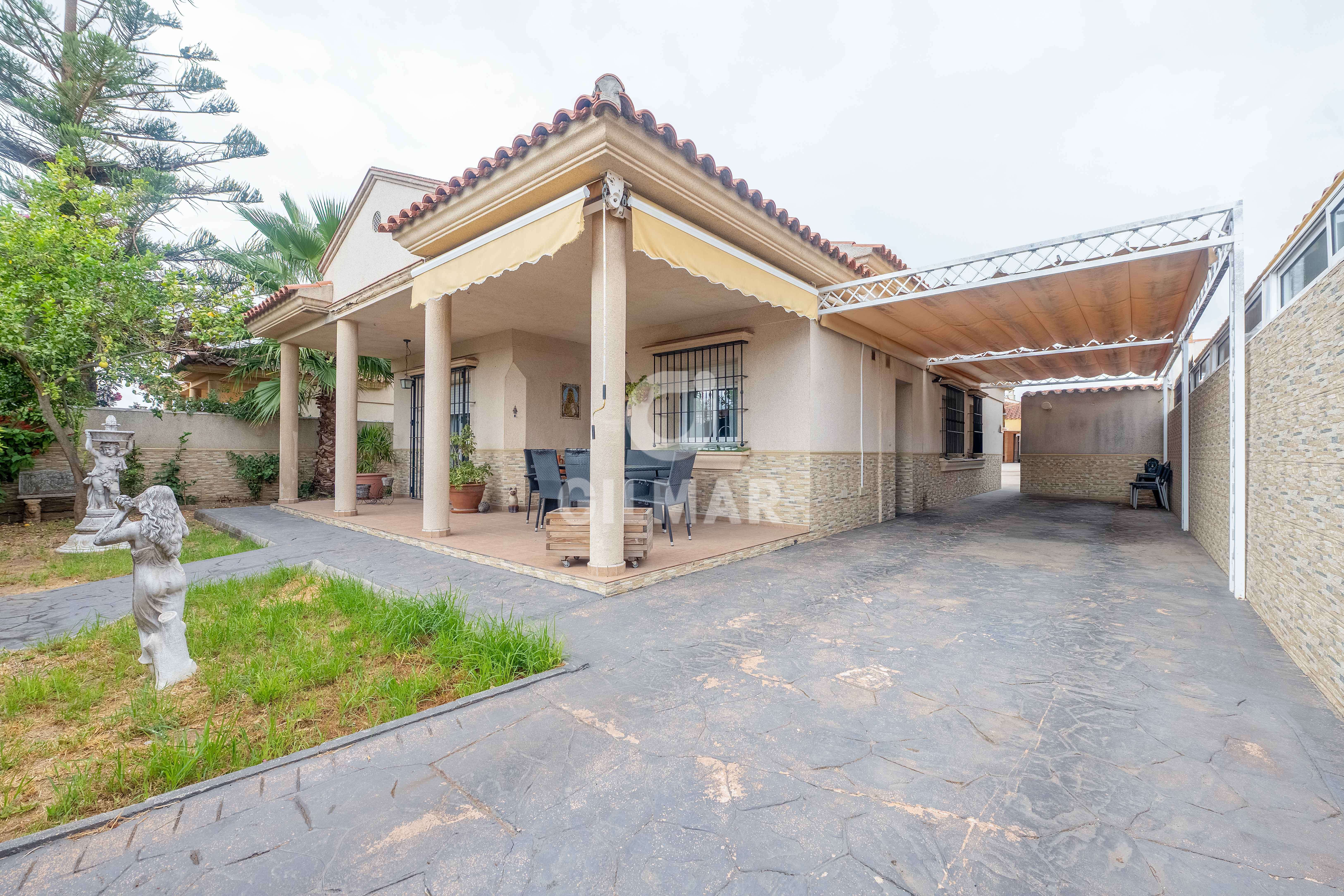 Vista exterior de Casa o xalet en venda en Jerez de la Frontera amb Calefacció, Jardí privat i Piscina