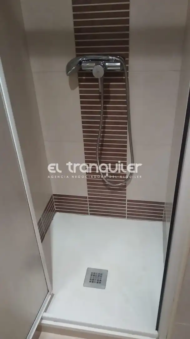 Bathroom of Flat for sale in Madrid  with Parquet flooring and Terrace