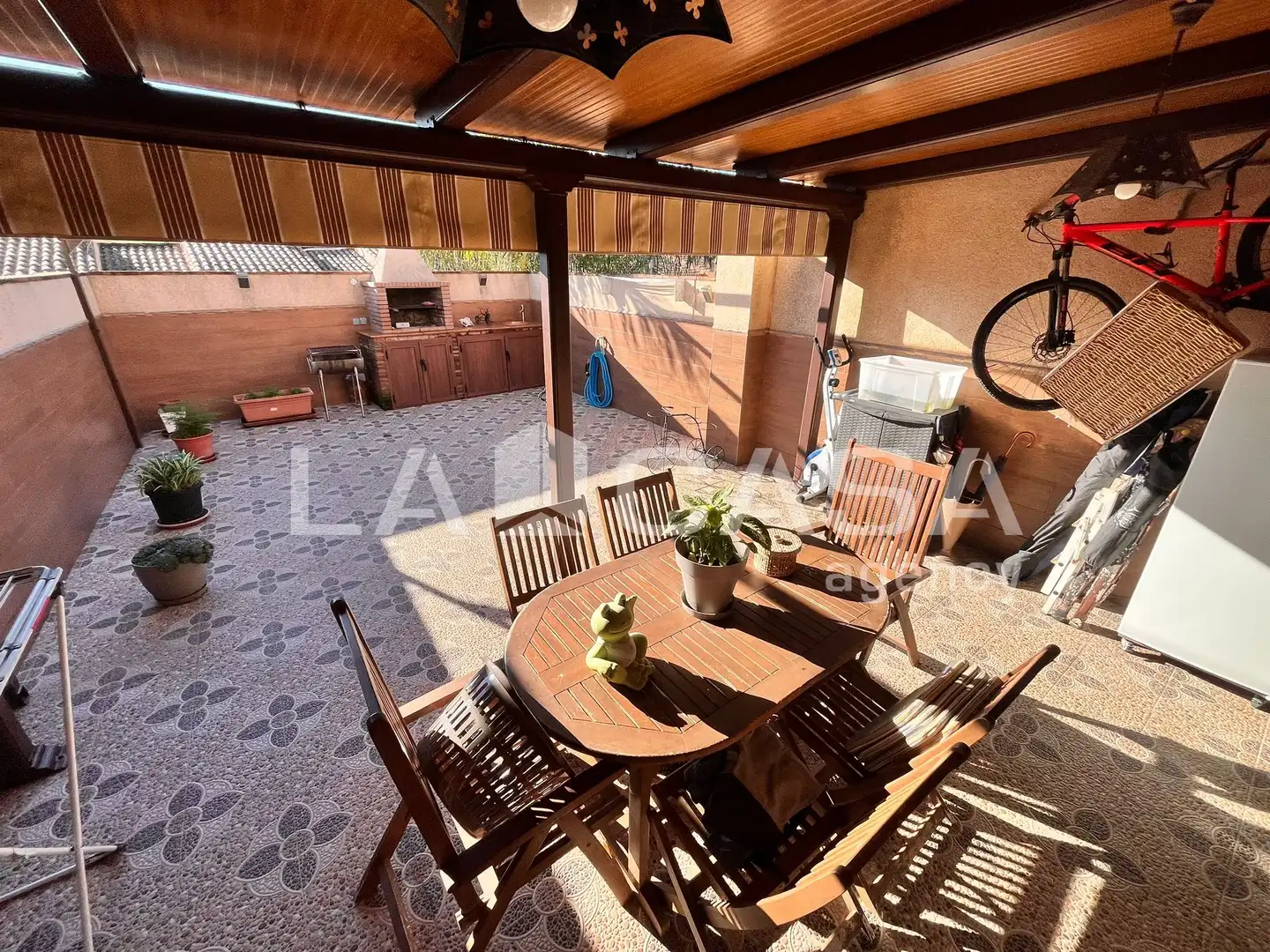 Terrasse von Einfamilien-Reihenhaus zum Verkauf in Algeciras mit Klimaanlage, Abstellraum und Schwimmbad