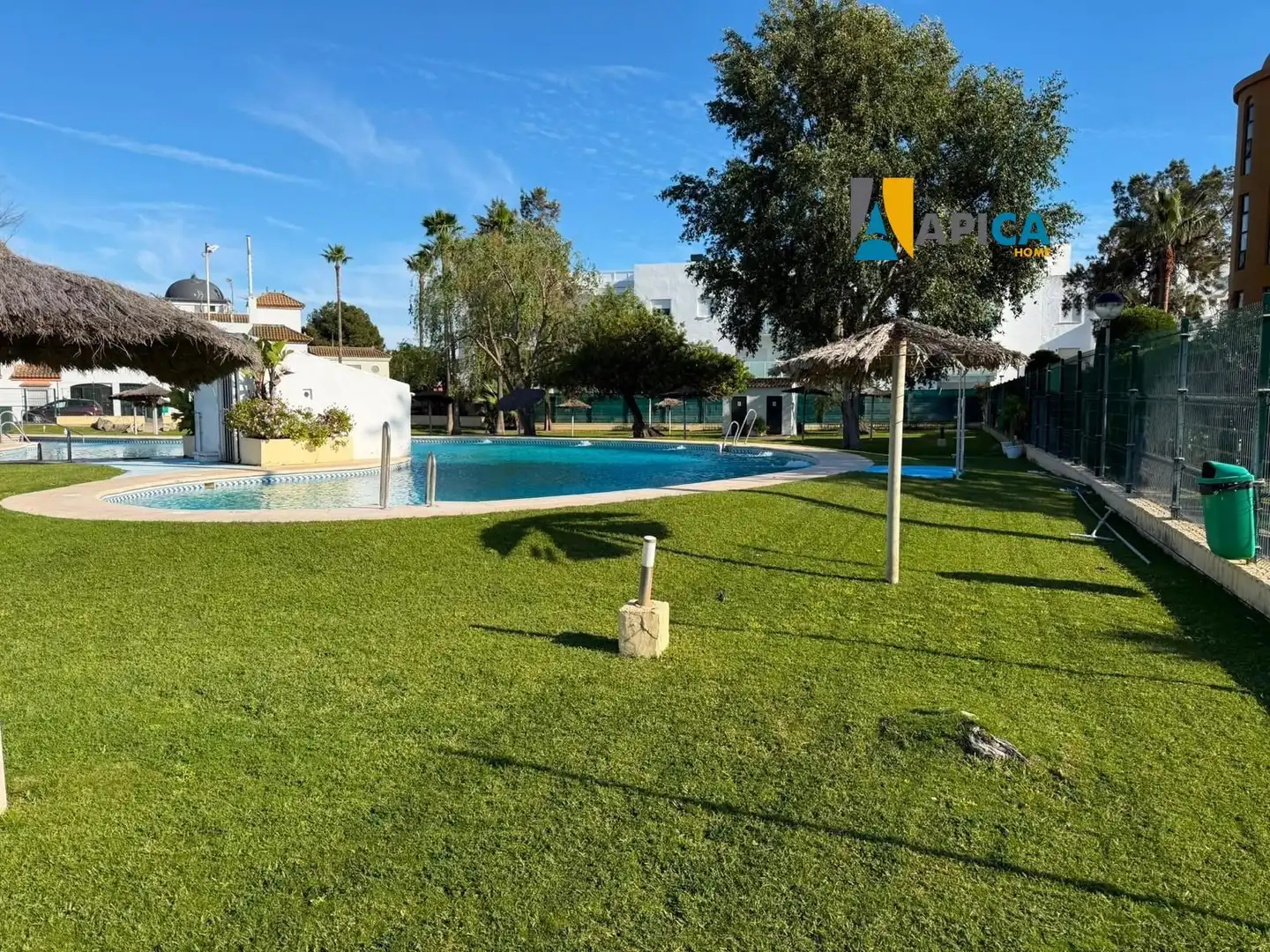 Piscina de Casa adosada en venta en Chiclana de la Frontera con Terraza, Piscina y Piscina comunitaria