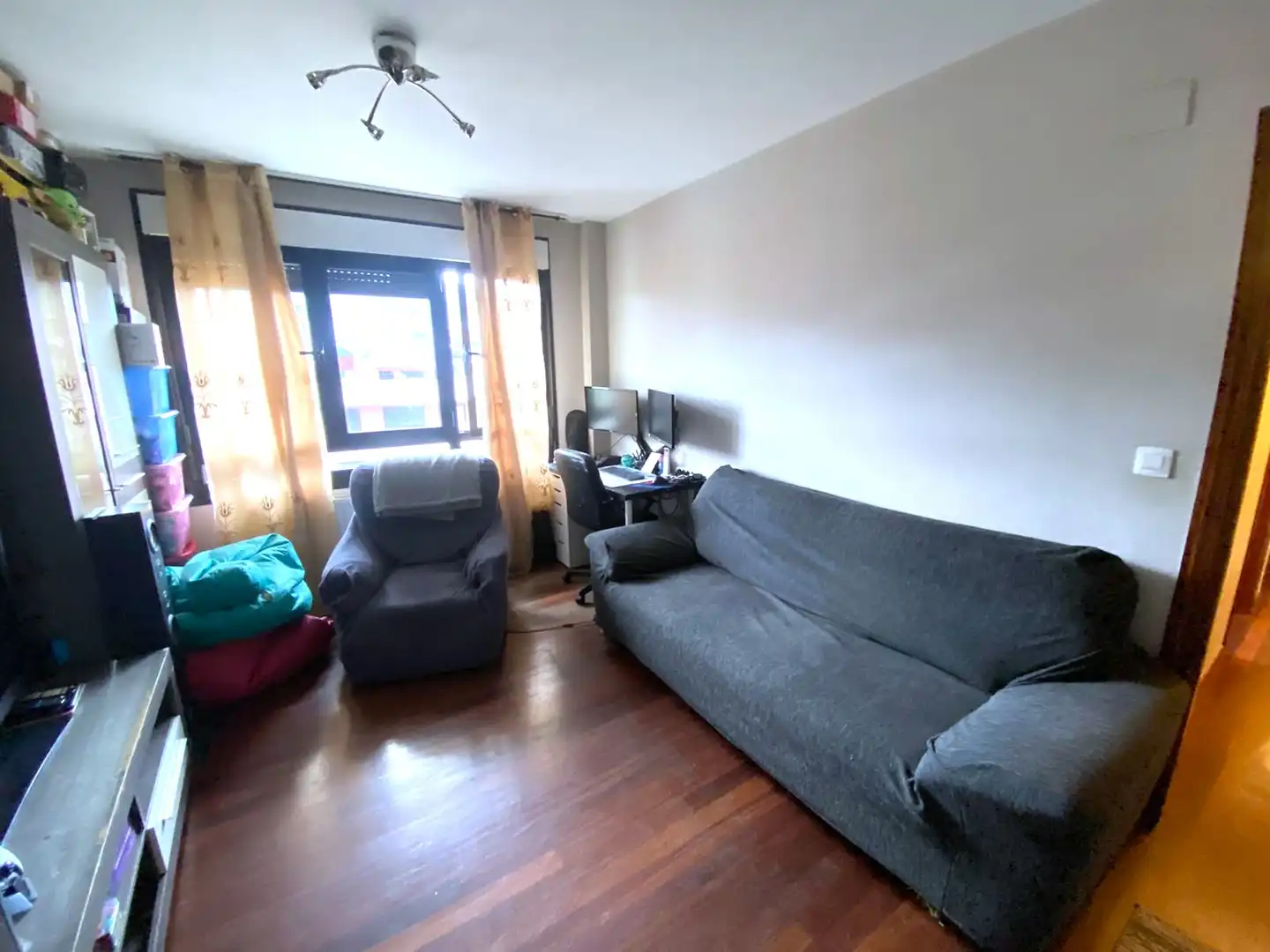 Sala de estar de Piso en venta en Castro-Urdiales con Calefacción, Jardín privado y Parquet