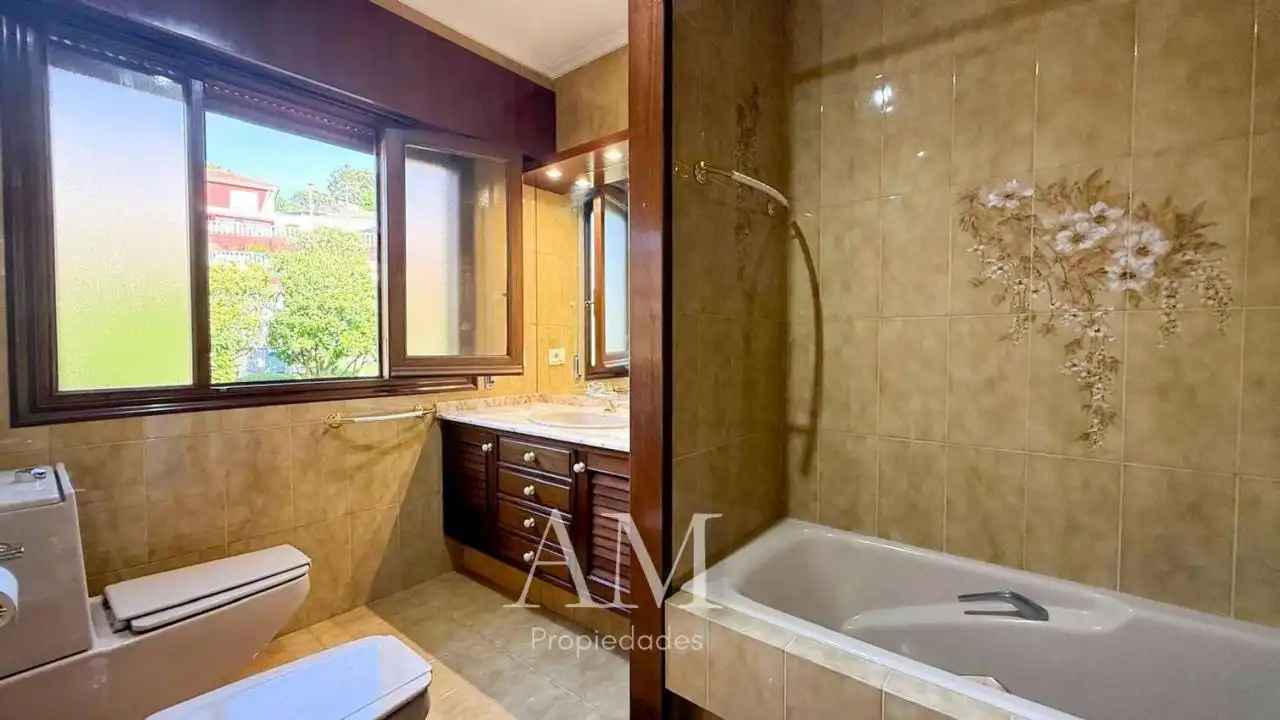 Bany de Casa o xalet en venda en Vigo  amb Calefacció, Jardí privat i Terrassa
