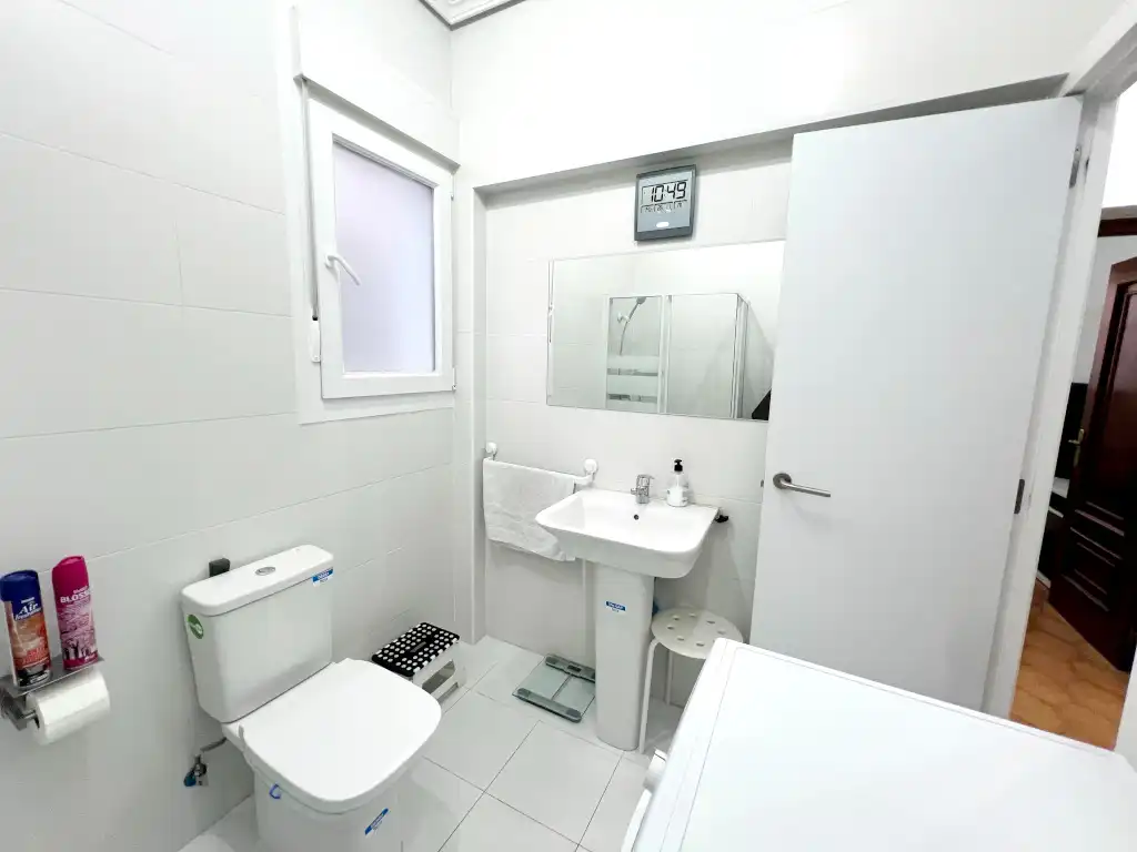 Badezimmer von Wohnung zum Verkauf in Madrid mit Klimaanlage, Heizung und Privatgarten