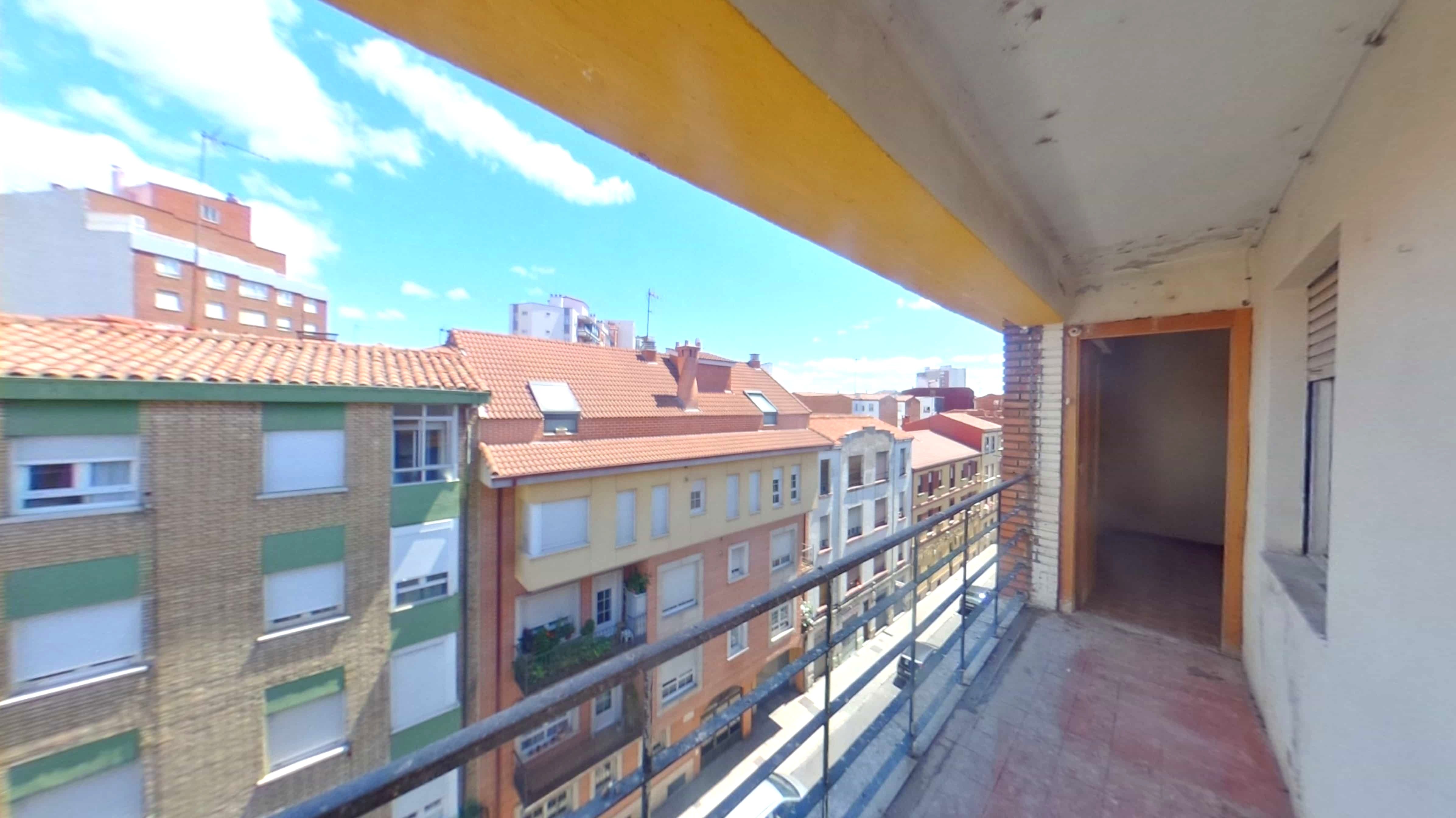 Vista exterior de Pis en venda en León Capital  amb Calefacció i Balcó
