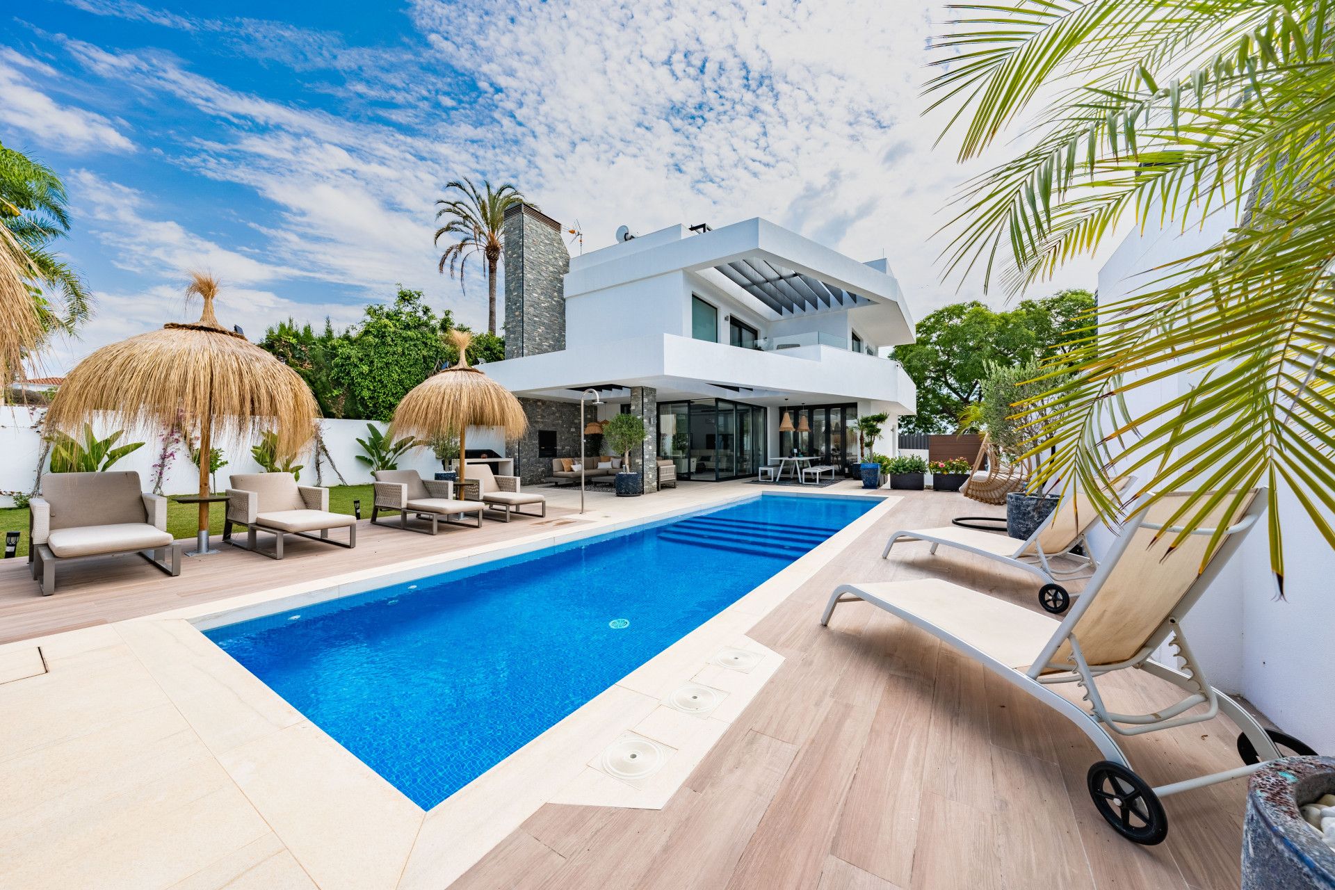 Vista exterior de Casa o xalet de lloguer en Marbella amb Aire condicionat, Calefacció i Jardí privat