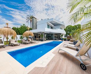 Vista exterior de Casa o xalet de lloguer en Marbella amb Aire condicionat, Calefacció i Jardí privat