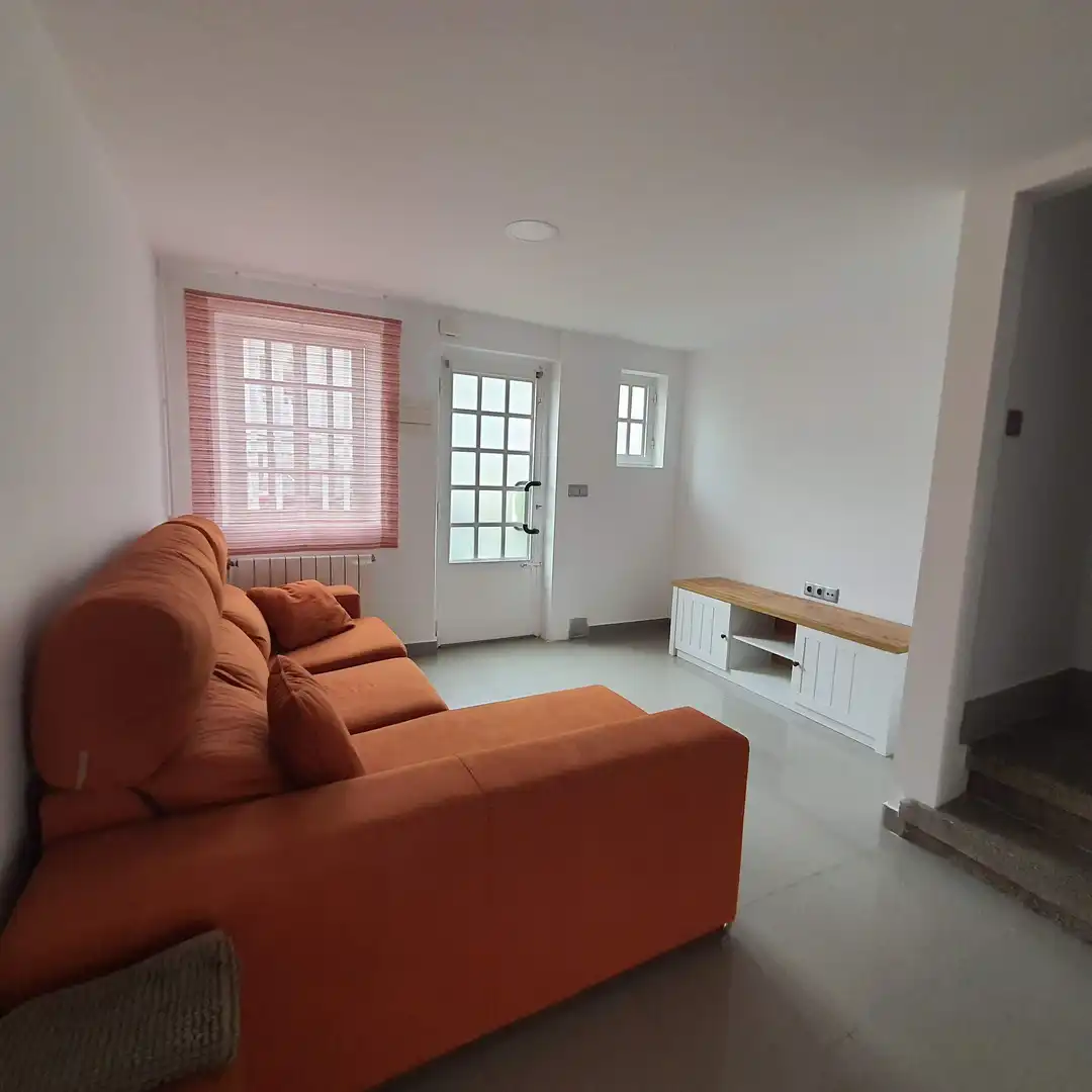 Sala de estar de Casa adosada de alquiler en Carballo con Calefacción, Trastero y Amueblado