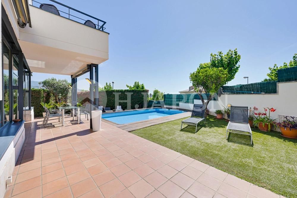 Vista exterior de Casa o xalet en venda en Alella amb Aire condicionat, Calefacció i Jardí privat