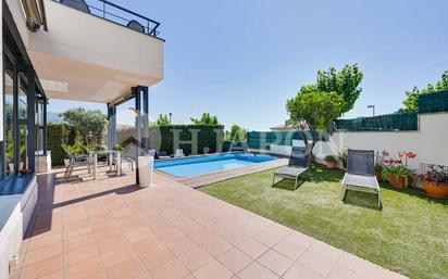 Vista exterior de Casa o xalet en venda en Alella amb Aire condicionat, Calefacció i Jardí privat