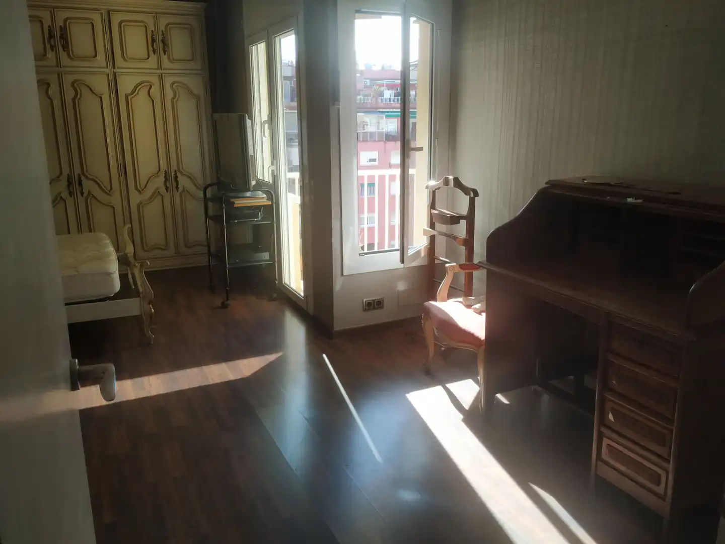 Schlafzimmer von Dachboden zur Miete in Barcelona mit Heizung, Ofen und Balkon