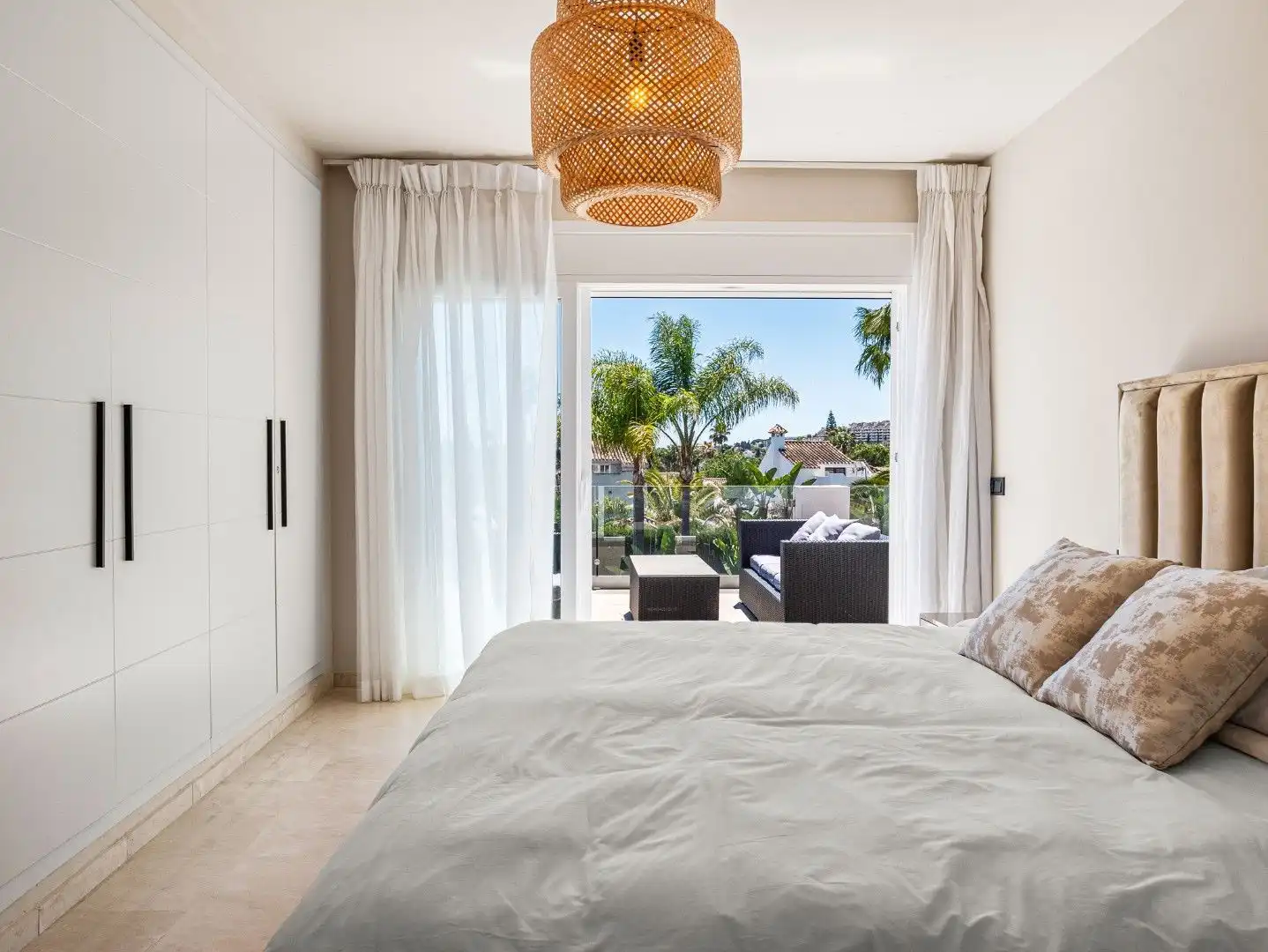 Dormitori de Casa o xalet en venda en Marbella amb Aire condicionat, Jardí privat i Terrassa