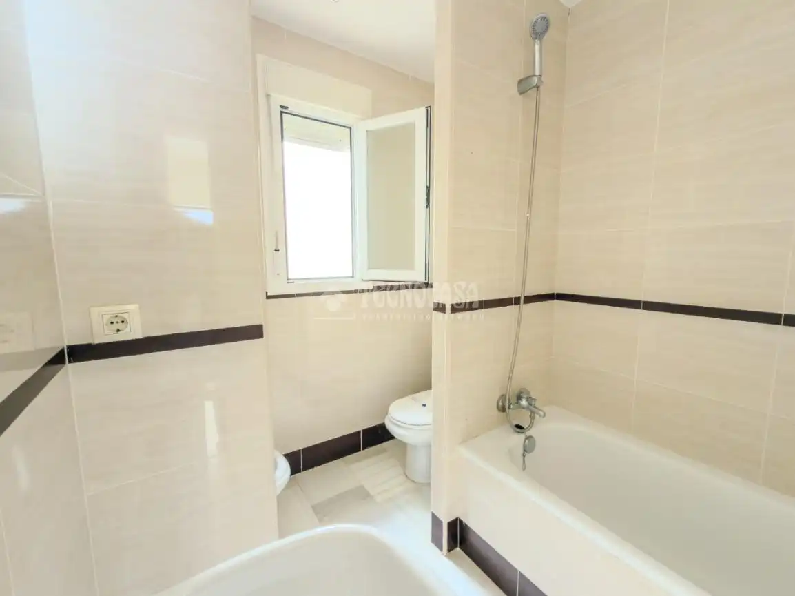 Badezimmer von Einfamilien-Reihenhaus zum Verkauf in Rota mit Klimaanlage, Terrasse und Abstellraum