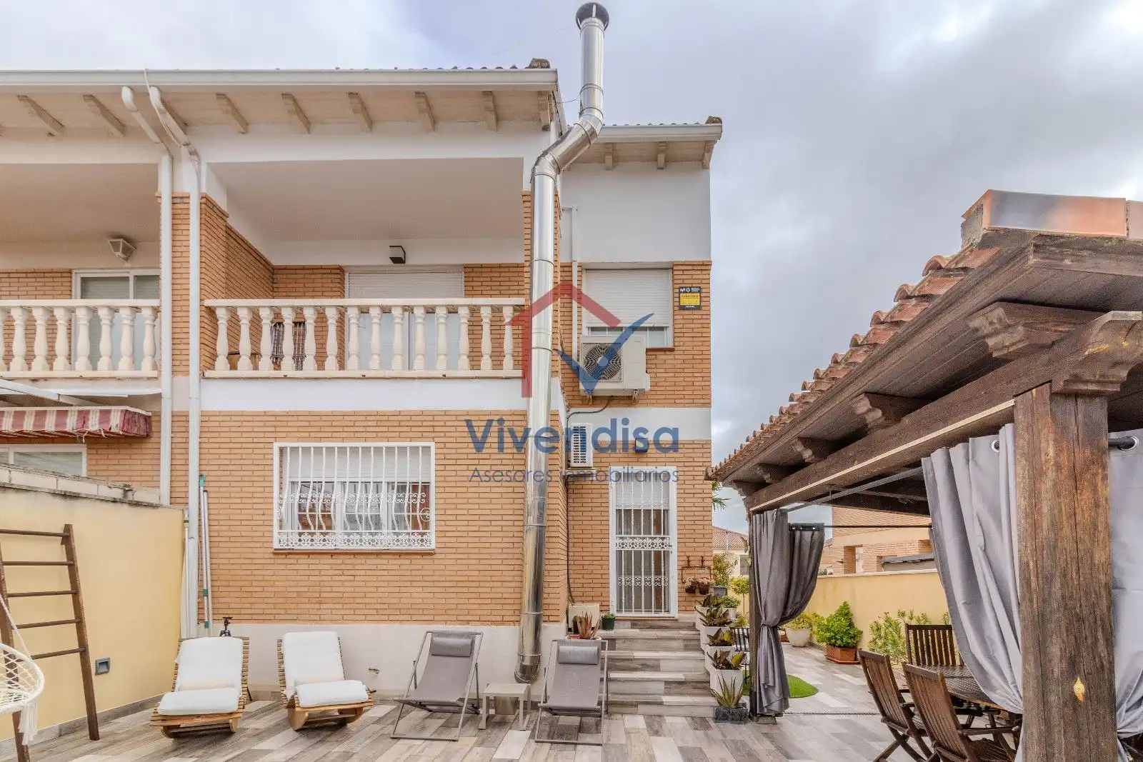 Vista exterior de Casa adosada en venta en Cabanillas del Campo con Terraza y Piscina