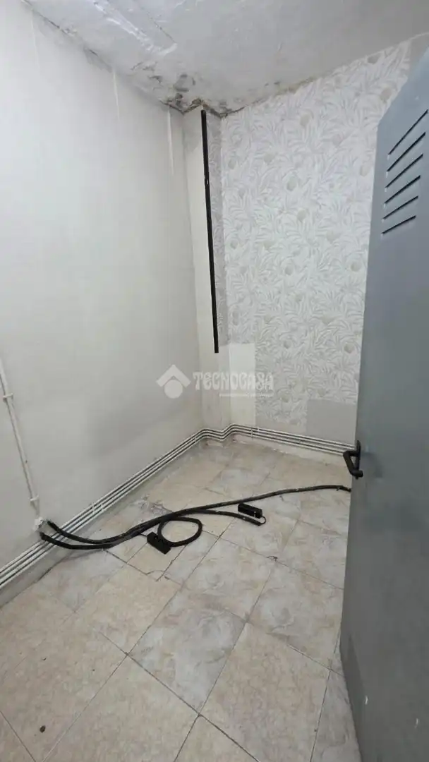 Habitación de Local en venta en Madrid con Calefacción