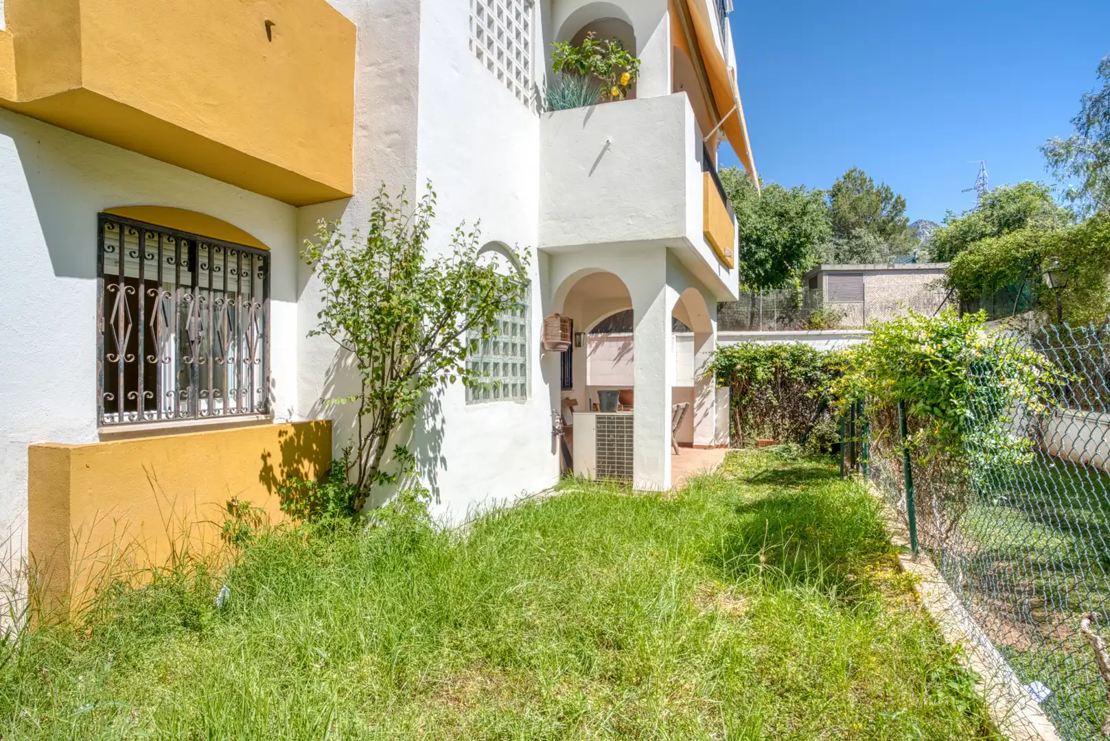 Vista exterior de Planta baixa en venda en Marbella amb Aire condicionat, Jardí privat i Terrassa