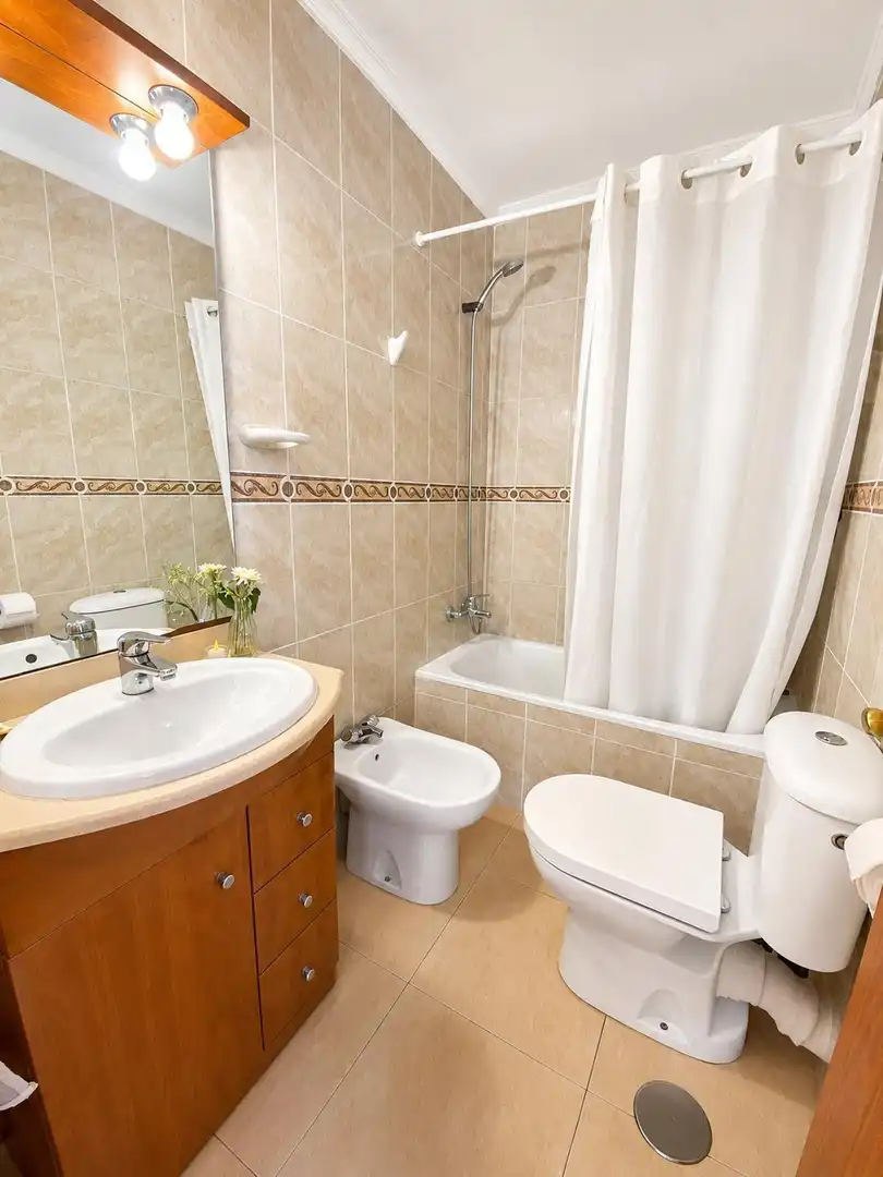 Baño de Apartamento en venta en Benalmádena con Terraza, Amueblado y Piscina comunitaria