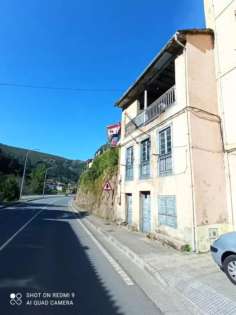 Vista exterior de Piso en venta en Cangas del Narcea con Trastero y Balcón