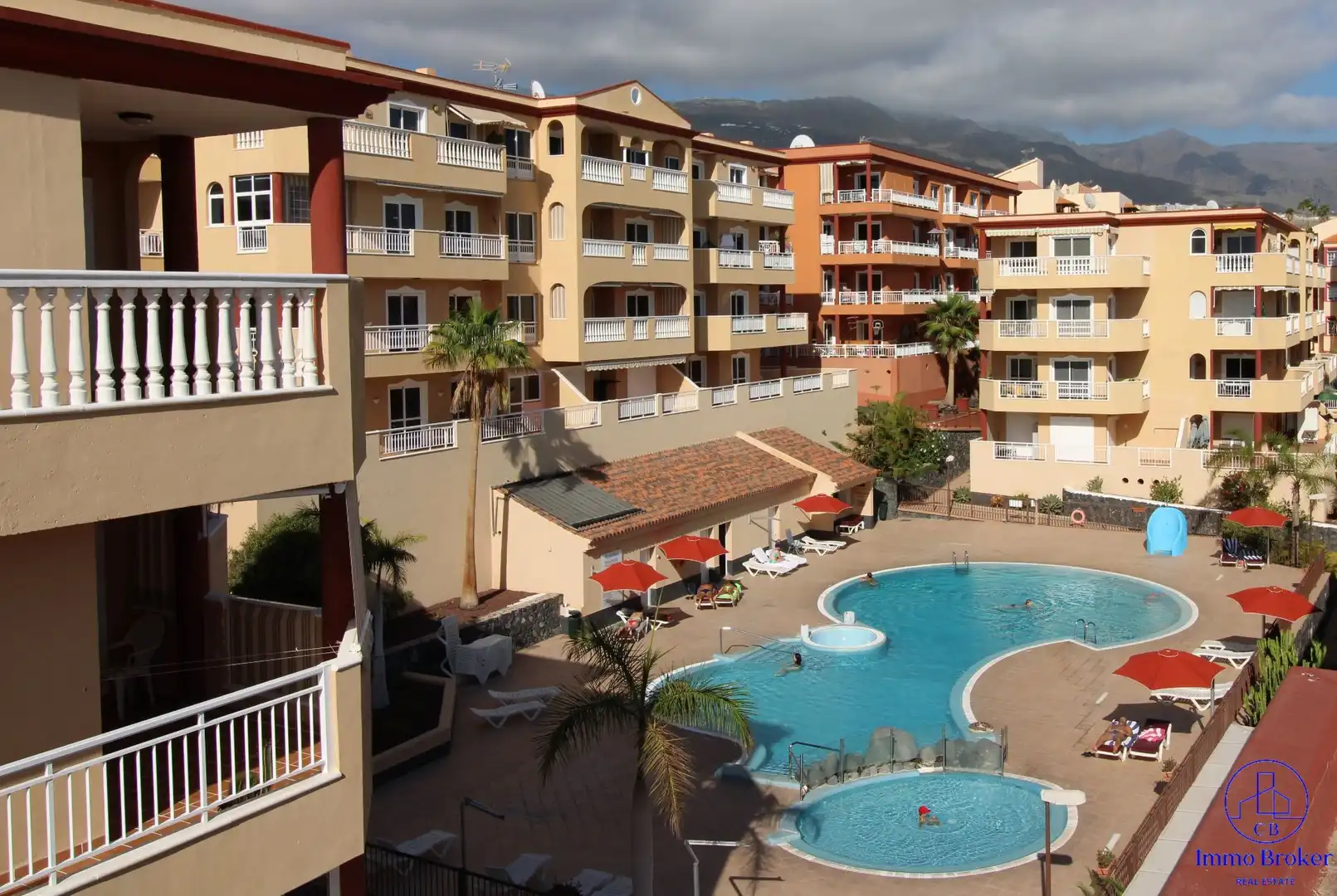 Vista exterior de Piso en venta en Adeje con Amueblado y Piscina comunitaria
