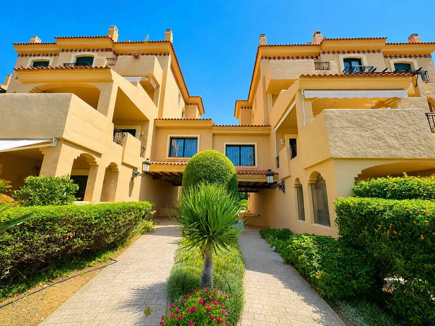 Vista exterior de Dúplex en venta en Manilva con Aire acondicionado, Calefacción y Terraza