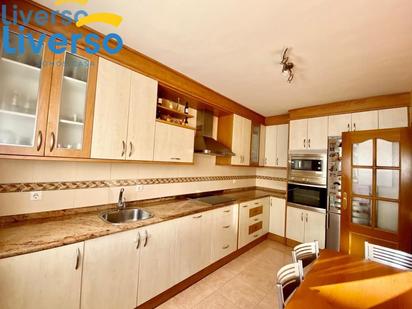 Cuina de Casa o xalet en venda en Milagros amb Calefacció, Jardí privat i Parquet