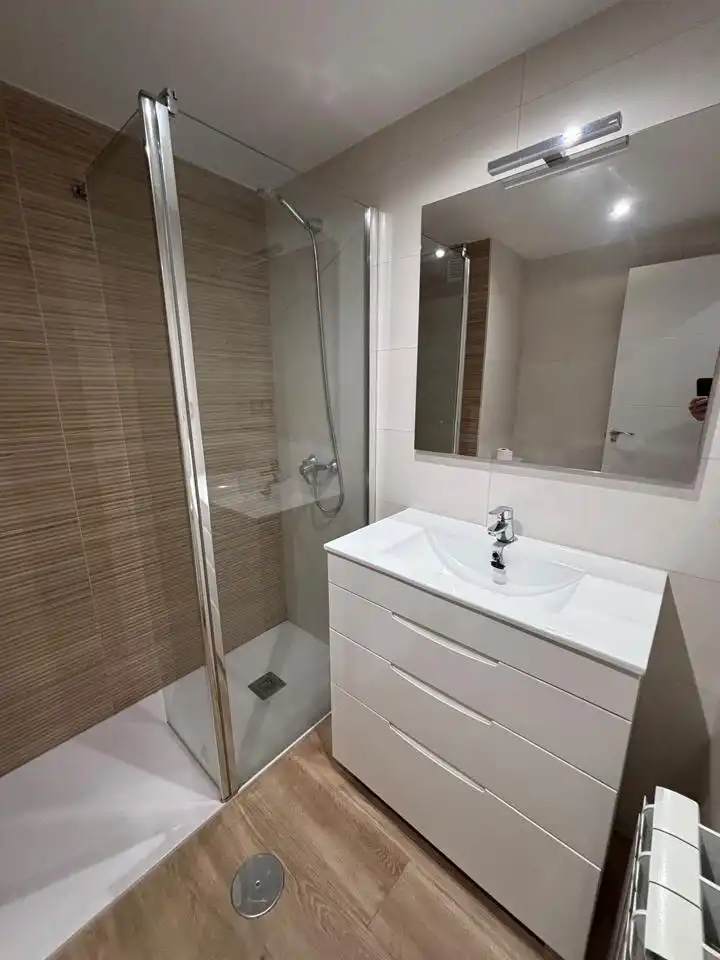 Badezimmer von Wohnung zur Miete in Gijón  mit Heizung und Möbliert